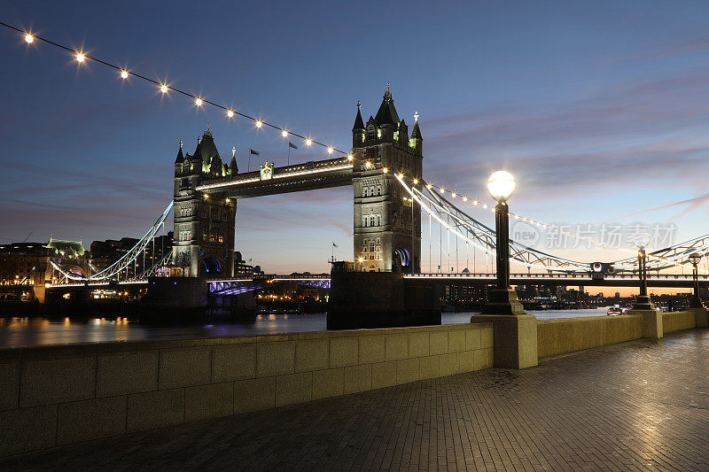 伦敦塔桥城市景观黄昏日出