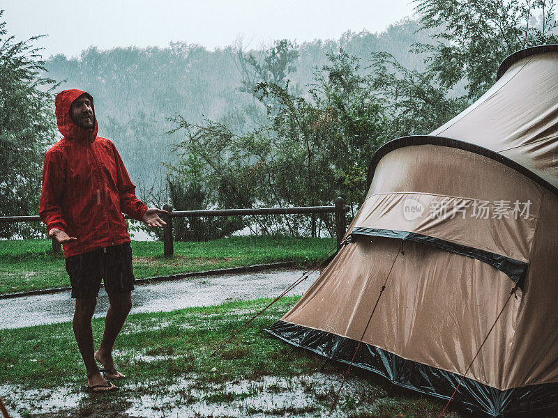 一名男子在露营时遭遇暴风雨