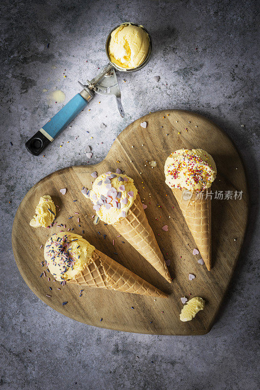 香草冰淇淋，上面撒着多种颜色的糖屑