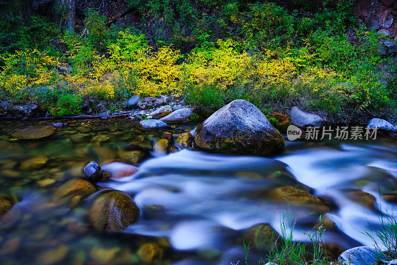 初秋的小溪流水风景优美