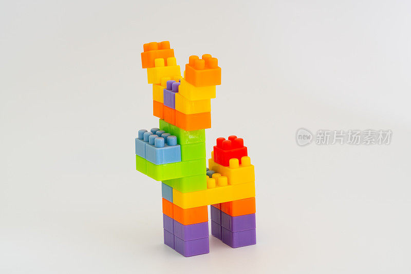 这只鹿是用彩虹玩具砖砌成的。儿童益智玩具