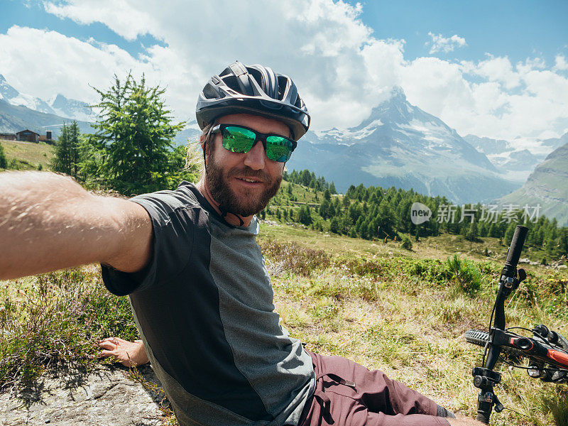 山地自行车手与马特洪山自拍