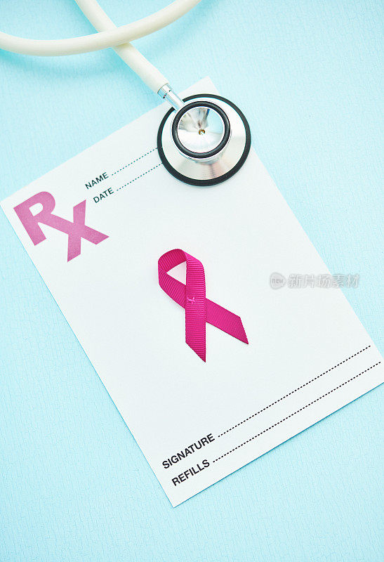 处方表与听诊器和粉红色乳腺癌意识丝带