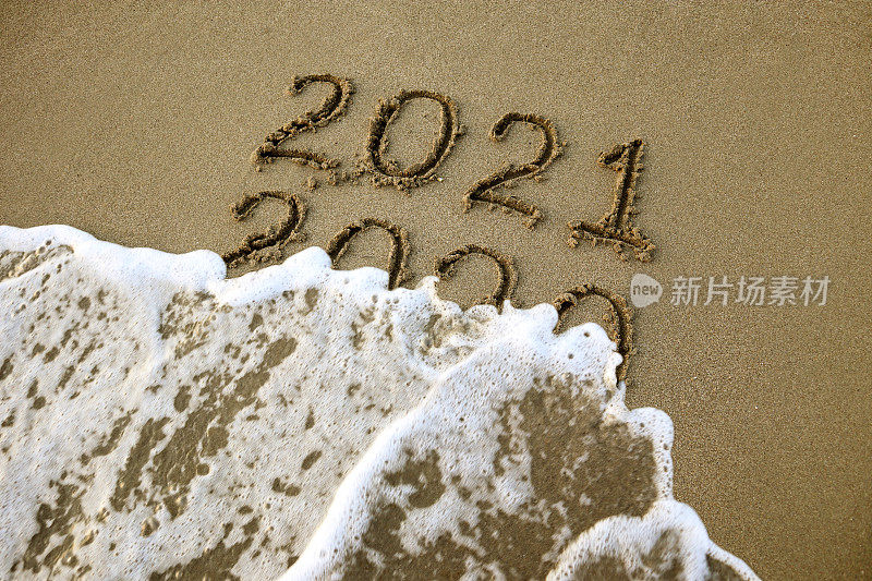 2021年和2020年新年，在沙滩上冲浪