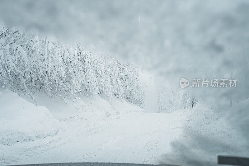 在积雪覆盖的路上开车