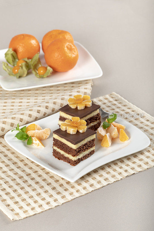 装饰自制巧克力蛋糕与橘子和醋栗-酸浆