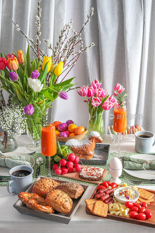 复活节早午餐餐桌，为复活节周日早餐提供食物和饮料