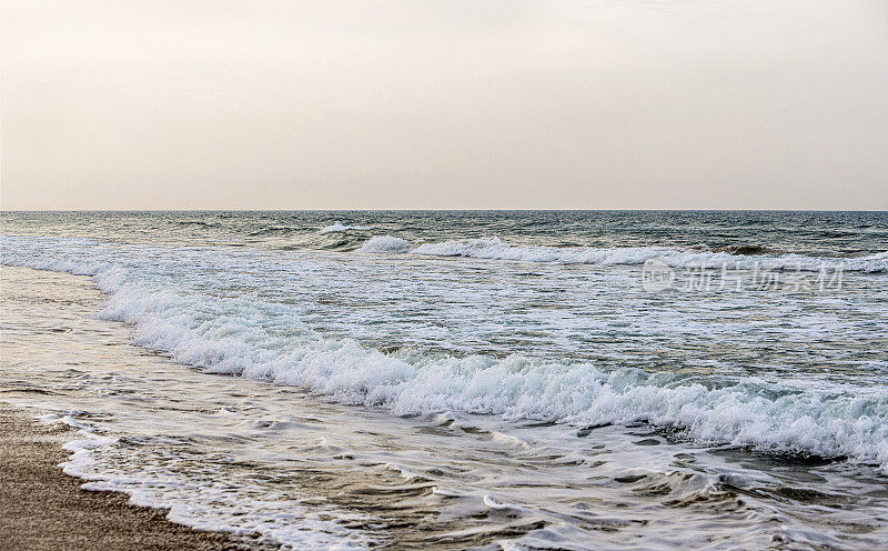 海浪拍打着海岸