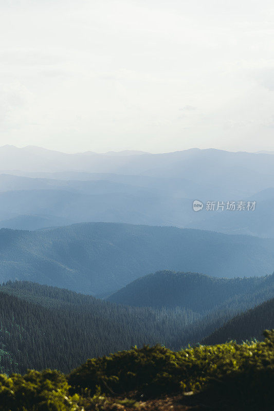 从山顶欣赏日落时的蓝山层峦