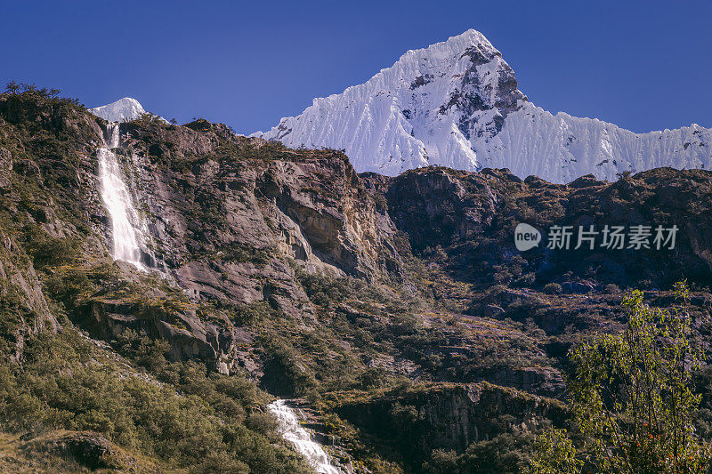 布兰卡山脉:Chacraraju山体瀑布-安第斯山脉附近的瓦拉兹，秘鲁