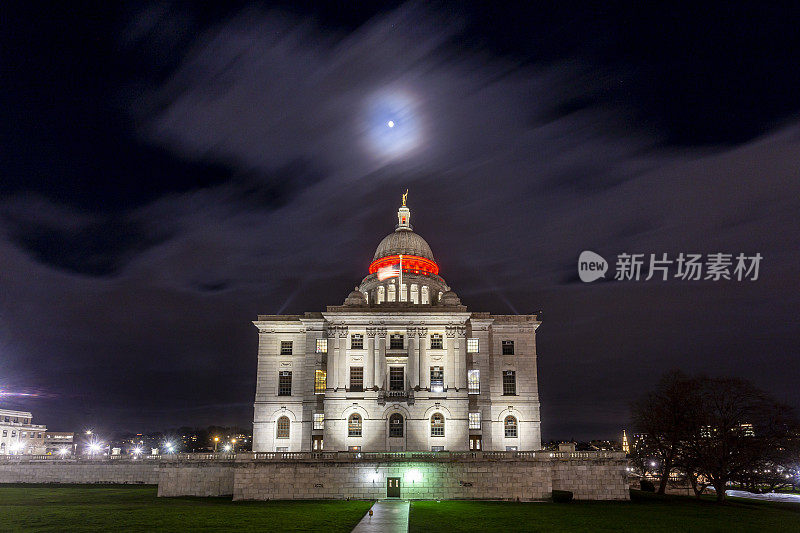 月亮照亮了罗得岛州议会大厦上空的云彩，罗得岛州。