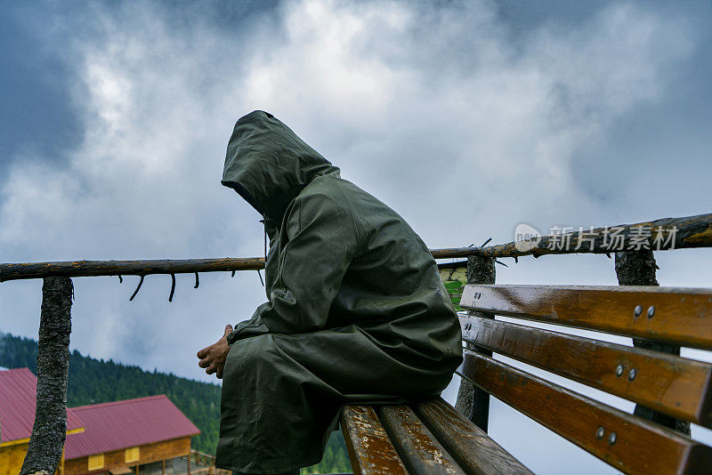 男人在湖上钓鱼从时间雨衣时间神秘危险戟