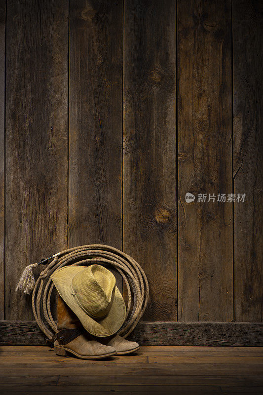 牛仔帽，靴子，和套索与谷仓木背景