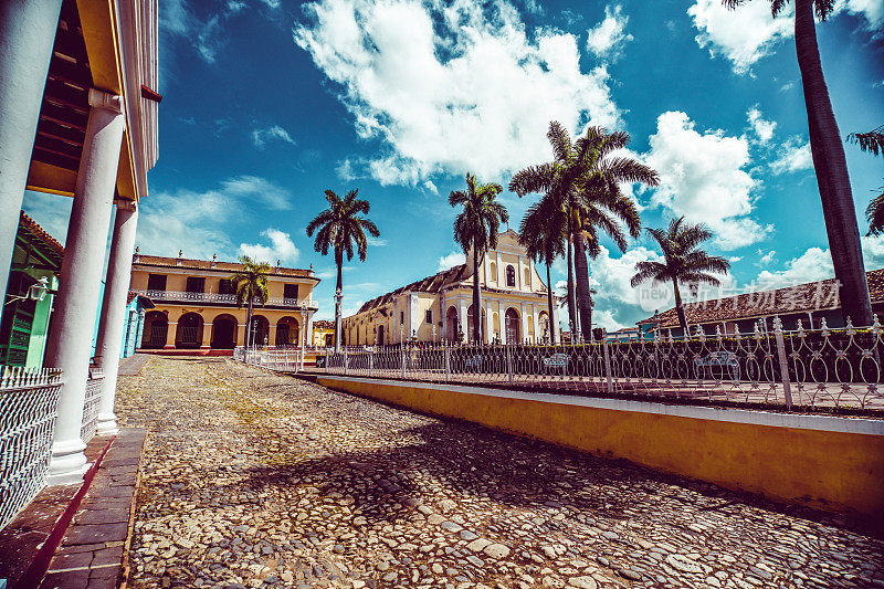 古巴特立尼达圣弗朗西斯科教堂附近的小巷和庭院