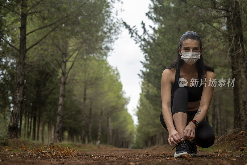 妇女在冠状病毒危机期间进行户外运动