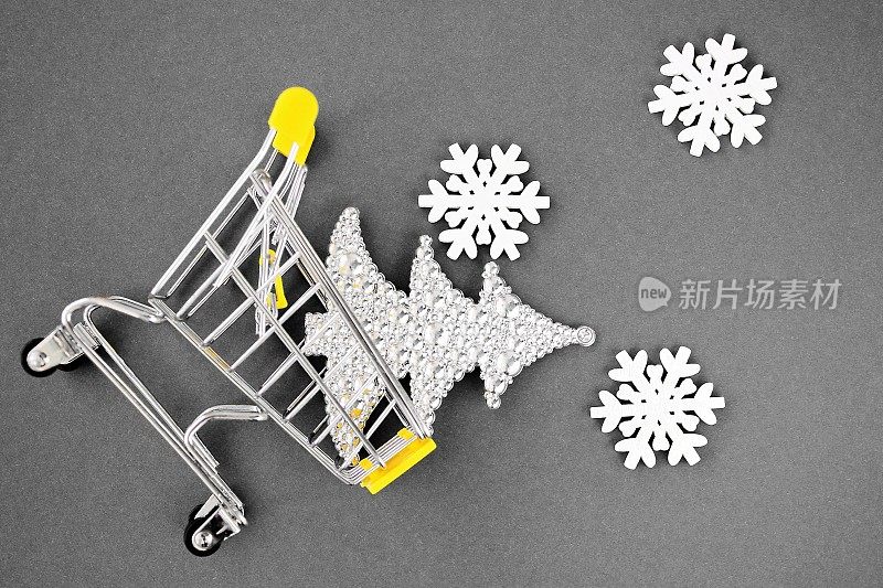 圣诞装饰品雪花和圣诞树从小玩具车上落下。黄色和灰色。2021年色彩趋势。新年快乐。