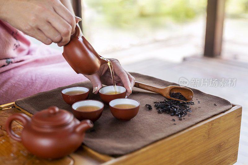 倒传统中式茶的妇女