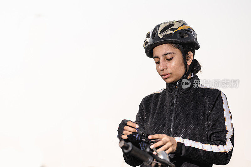 肖像运动女运动员的自行车站在她的自行车。