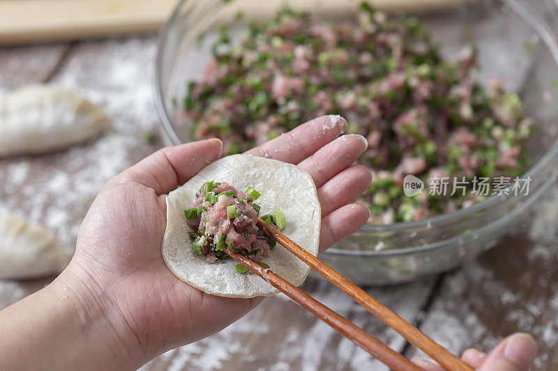 中国新年合家团圆吃新鲜又美味的水饺元宝