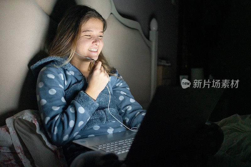 年轻女孩用笔记本电脑与朋友视频通话计划