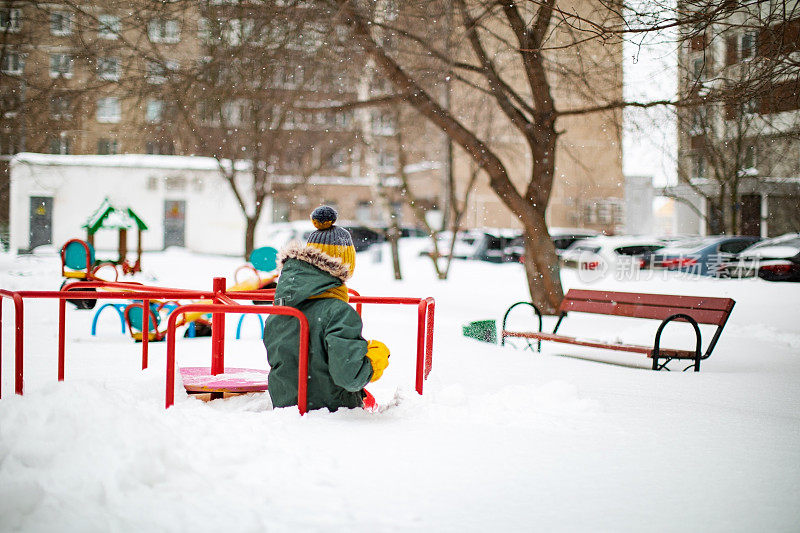 孩子们在雪中嬉戏