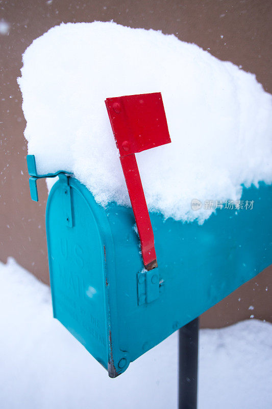 乡下绿松石邮箱堆满了雪