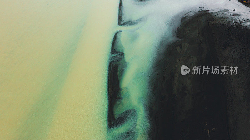 风景鸟瞰图冰川河的纹理在冰岛山脉