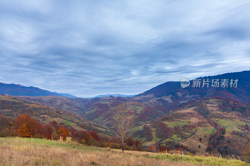 奇异多彩的山景与云。乌克兰,喀尔巴阡山