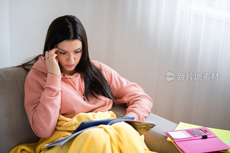 少女在网上学习时遇到学习困难