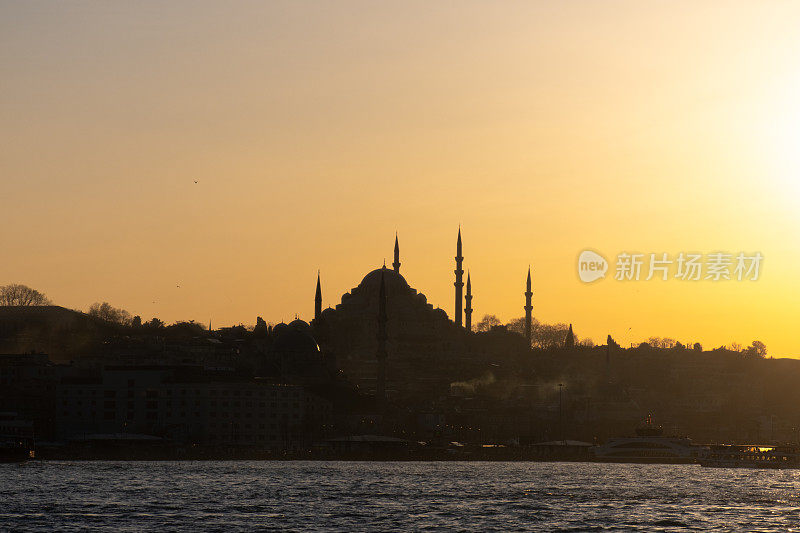 夕阳下的剪影在伊斯坦布尔，金角苏莱曼清真寺