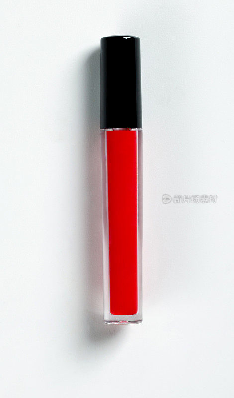 红色液体口红透明小瓶黑色盖，白色背景与阴影