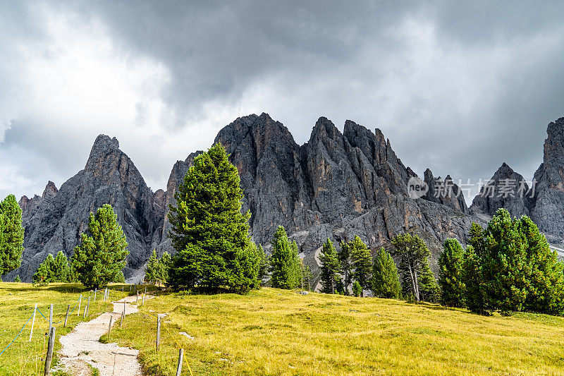 通往高山的路。意大利南蒂罗尔Dolomites地区的Geisler集团。