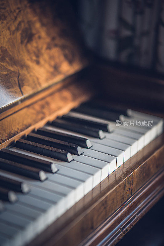 复古红木立式钢琴键，有选择地聚焦在阳光下