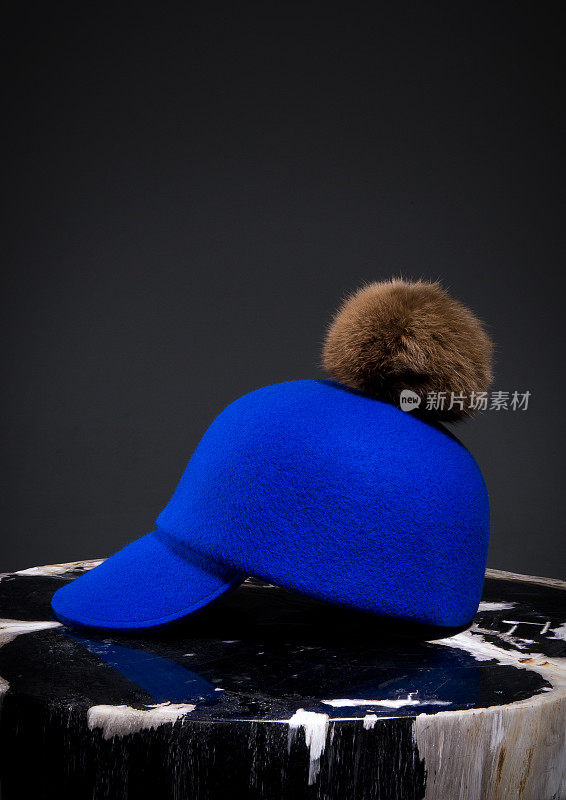 蓝色棒球帽静物画