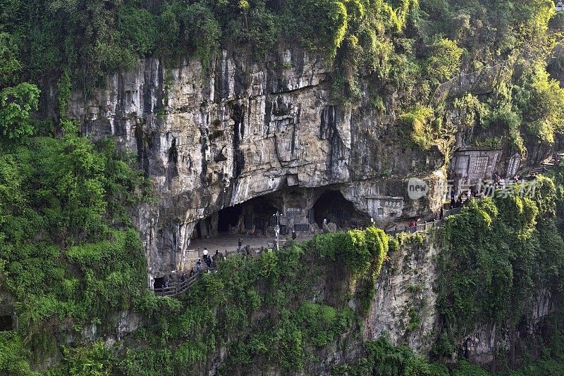 悬崖上的大洞穴