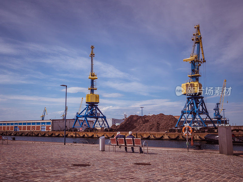 波罗的海罗斯托克港的港口起重机