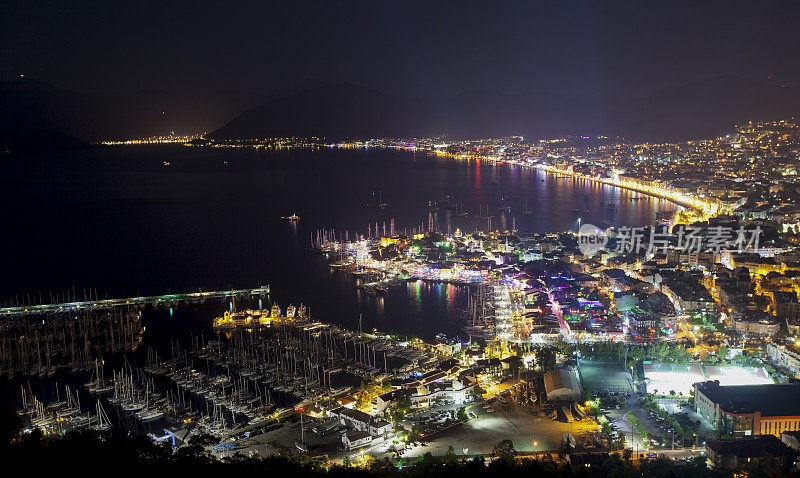 土耳其马尔马里斯市的夜景