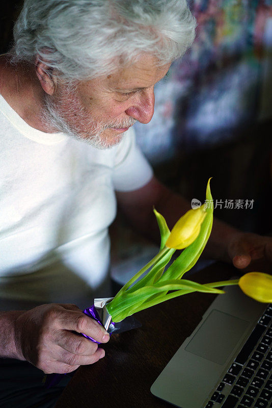 帕金森病患者在家在线锻炼，与其他患者讨论精神问题，由治疗师指导