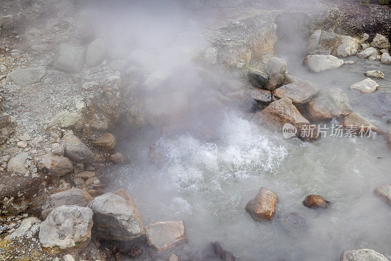 地上有个洞，里面有沸腾的硫磺水