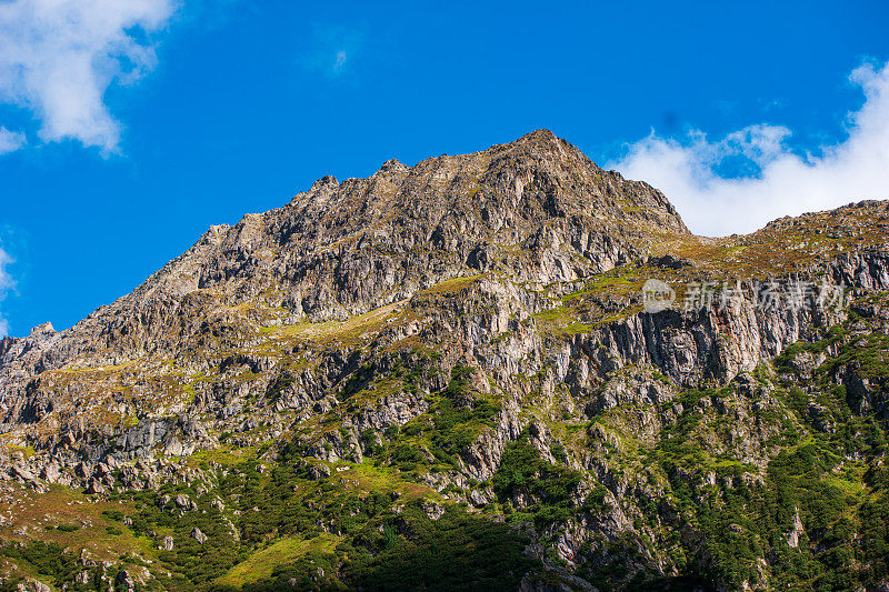 瑞士阿尔卑斯山脉壮丽的风景。夏天，有云，蓝天，没有人。