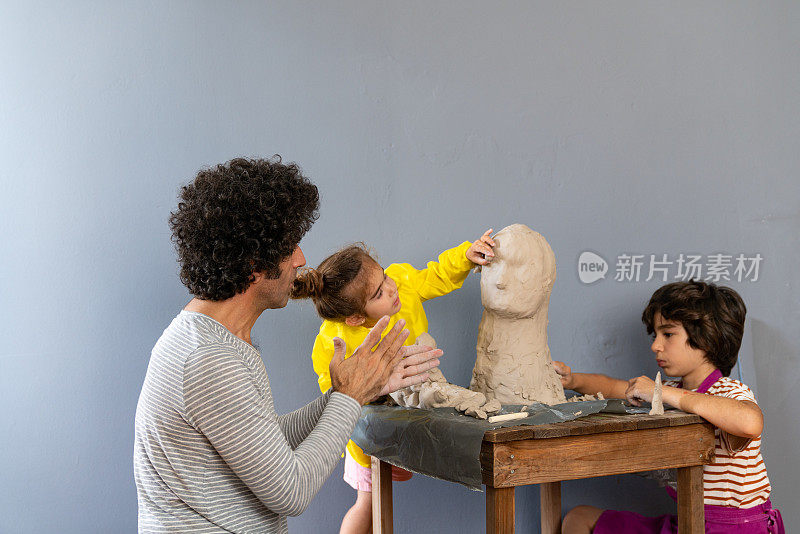 父亲、儿子和女儿制作雕塑