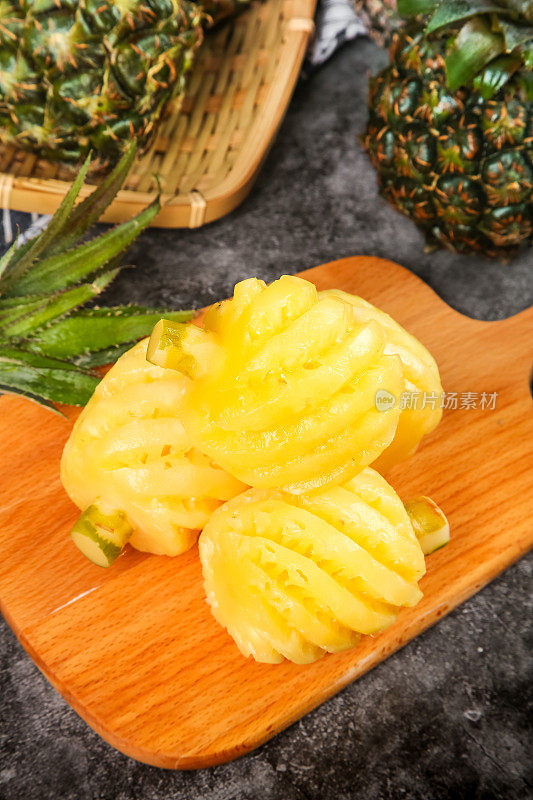 木板上的泰国迷你小菠萝