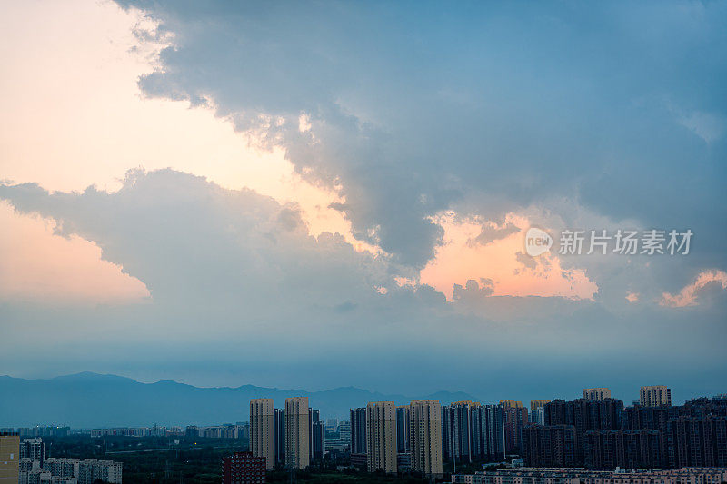 日落时城市上空积雨云密布