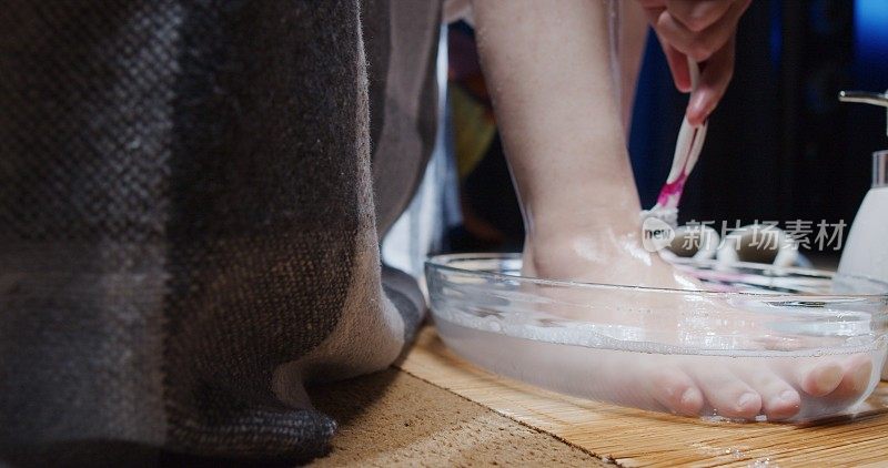 一个成熟女人的脚在家里洗脚