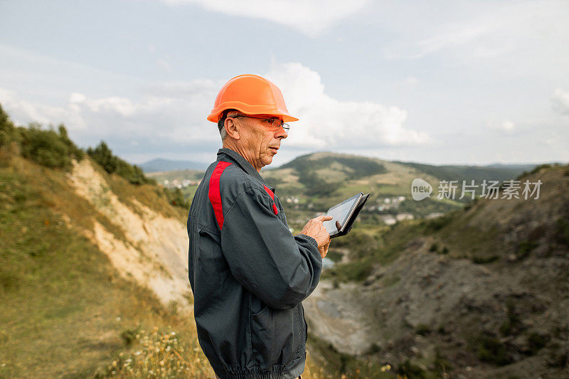 高级男工程师建筑师使用平板电脑工作