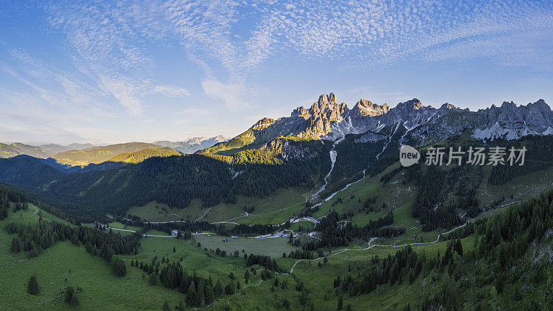 达赫斯坦山的日出，可以看到达赫斯坦山和Bischofsmütze山，阿尔卑斯山，奥地利
