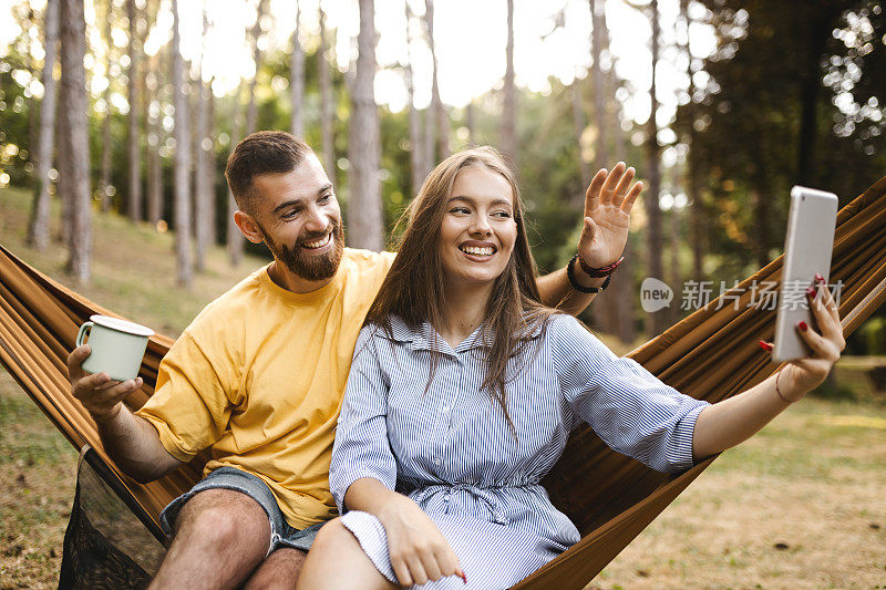 游牧民夫妇在森林露营时视频通话