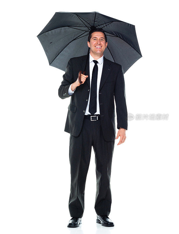 白人男性经理穿着职业装，拿着雨伞站在白色背景前