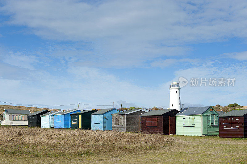 色彩斑斓的小屋和古老的灯塔，波特兰比尔，波特兰岛，多塞特，英格兰。