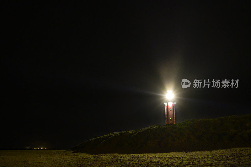 在一个暴风雨的秋夜，沙丘上的特塞尔灯塔